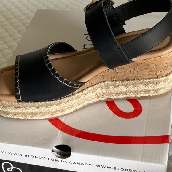 Blondo Gillian Wedge Sandels - Picture 2 of 6